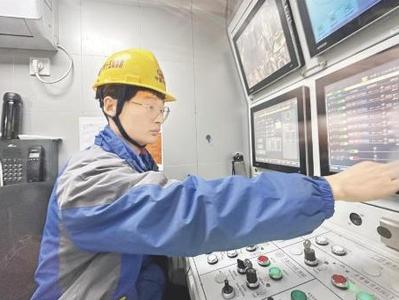 我在济南建地铁 地下25米处，90后楚亚飞驾驶“齐鲁一号”盾构机钻洞