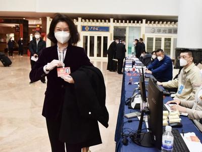 山东省政协委员向大会报到