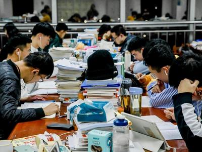 152.5万人实际参加国考笔试，考录比约为41:1