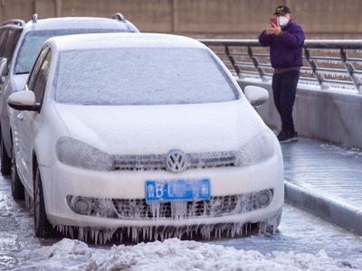 冷空气发威，青岛金茂湾上演“冰河世纪”