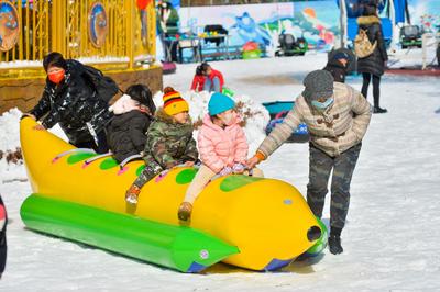 中山公园实拍：萌娃雪地里撒欢！南方孩子表示很羡慕