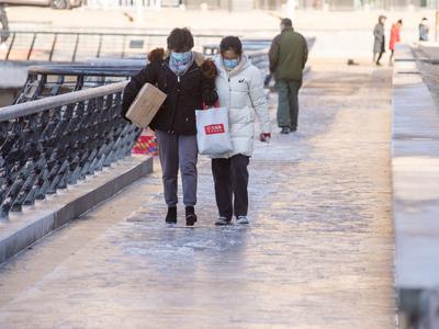 冷空气发威，青岛金茂湾上演“冰河世纪”