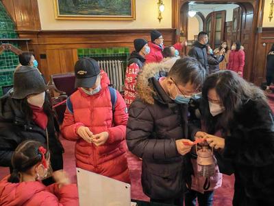 盲盒竞猜、手绘长卷，青岛德国总督楼旧址博物馆里热闹过节