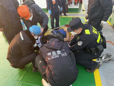 ​俄罗斯籍船员高处跌落受伤，董家口边检站“绿色通道”紧急救助
