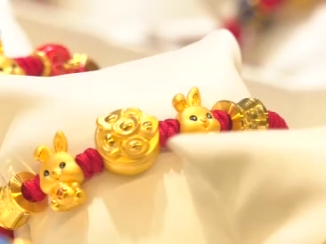 ​春节临近黄金消费市场升温，兔年生肖饰品受青睐