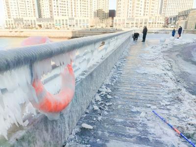 冷空气发威，青岛金茂湾上演“冰河世纪”