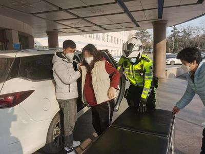 身边的感动 | 临产孕妇紧急求助，崂山铁骑火速护送