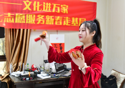 大年初三，环卫工人休息室里“城市音乐角”唱起祝福的歌