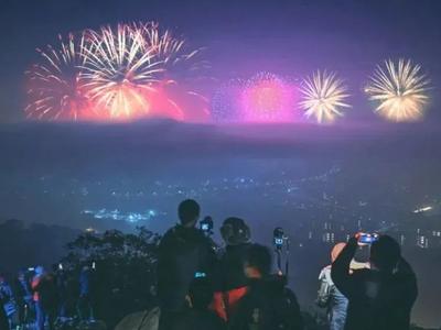 30分钟，72000余发！海峡两岸同放焰火，现场画面来了