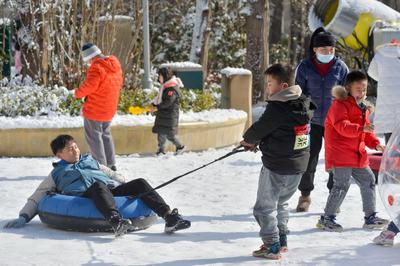 中山公园实拍：萌娃雪地里撒欢！南方孩子表示很羡慕
