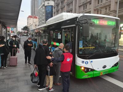 执法人员凌晨四点半到岗，公交车运力增加，青岛火车站周边多措并举保出行