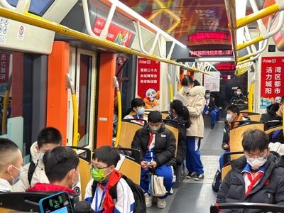 青岛有轨电车发出新学期首班“学生专列”，文具、口罩、红领巾一应俱全