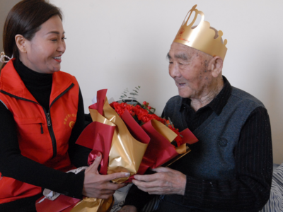 青岛105岁老寿星喜过生日，家人讲述“长寿秘诀”