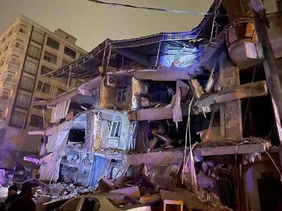 现场直击：土耳其民众前往震中千里寻亲，大量人员仍被困废墟生死未卜