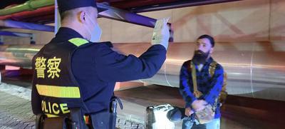 确保船员换班24小时随到随办！董家口边检站接连完成外籍船员换班工作