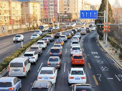 一边拥堵不堪，一边空空如也……周末公交道限行是否该改改了？
