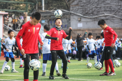 青岛太平路小学用“快闪”方式开启学校体育节