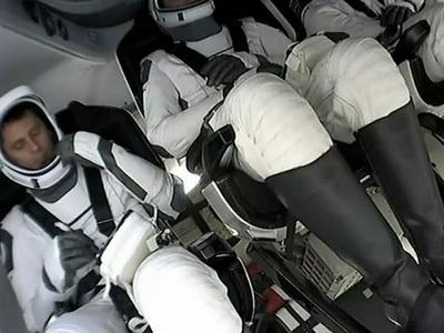 美宇航局与SpaceX公司因故取消发射任务，航天员在太空舱等待数小时