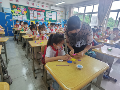 多地学校因新冠、甲流等停课，专家：稳妥做法不必慌