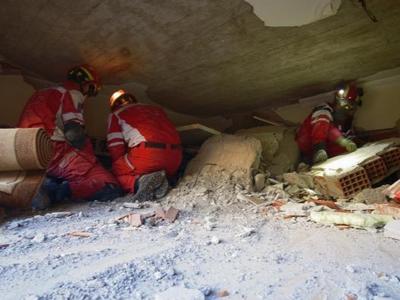竭尽全力在废墟中打通生命通道，青岛红十字搜救队发现两处生命信号