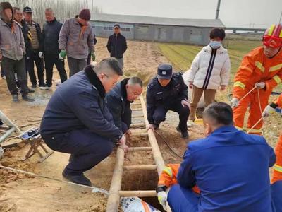 ​村民坠落6米深姜井双腿骨折，平度110、119、120紧急救援！