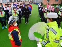 穿“警服”、学“执勤”……开学首日，这群青岛娃变身“小交警”