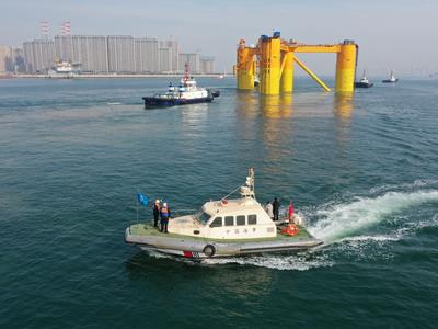 中海油漂浮式风电平台从青岛起拖开航驶往珠海，海事部门全程护航