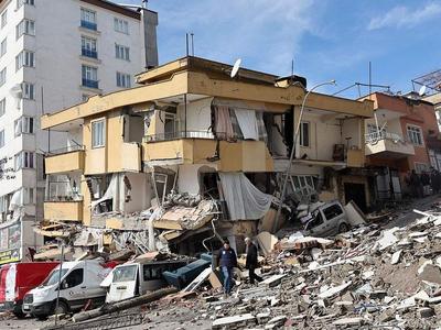 土耳其地震已致该国5894人死亡、34810人受伤，受灾10省份停课两周