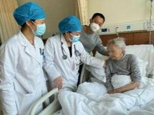 20余天精心治疗，青岛一95岁新冠感染重症老人痊愈出院