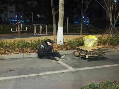 青岛街头暖心一幕：凌晨老人“躺”路边，女司机热心伸援手