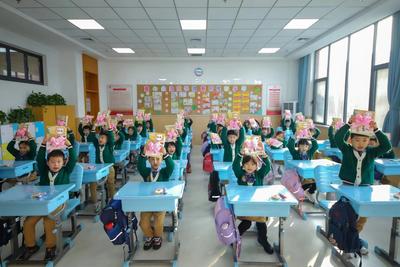 验剪纸、皮影戏、手绘制作风筝……这个学校的开学礼好热闹