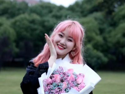 因染粉色头发被网暴的女孩走了，她曾努力自救