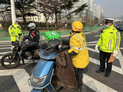 ​给摩托车、电动自行车“立规矩”！崂山交警开展“猎骑”专项行动