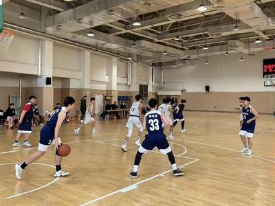 1300名篮球少年赛场竞技，市北区中小学生篮球赛拉开战幕