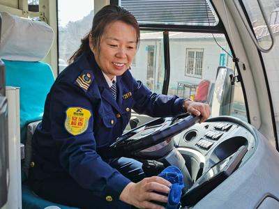 身边的感动 | 青岛公交女驾驶员“违章”行驶，乘客却打来电话“求情”……