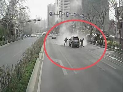 感人！青岛街头小轿车自燃，一群人从不同方向飞奔而来……