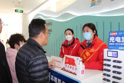 一年收到二十多面锦旗，雷锋精神在崂山风景区熠熠生辉