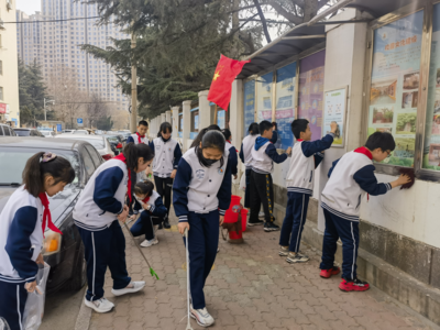 ﻿青岛敦化路小学举行“弘扬雷锋精神 争做新时代好队员”主题教育宣传月活动