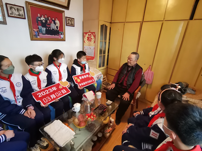 ﻿青岛陵县路小学开展红领巾志愿服务岗实践活动