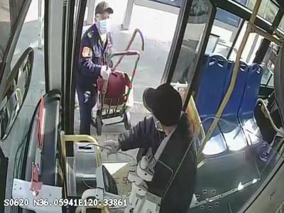 文明在身边 | 搀扶老人、帮抬重物……青岛街头，这些“活雷锋”传递浓浓正能量