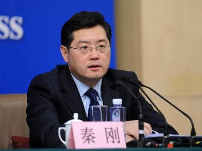 秦刚同澳大利亚外长黄英贤会见：在乌克兰问题上，中国立场的核心就是劝和促谈