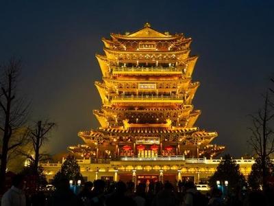 山东大学生一半吃烧烤一半爬泰山！是时候来山东做客了！