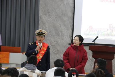 续写新时代的《雷锋日记》！青岛理工大学开展学习雷锋精神专题系列报告会