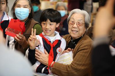 七彩朝阳伴夕阳 学雷锋活动走进老年公寓