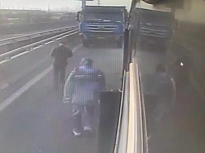 文明在身边 | 客串“消防员”、救助发病乘客……青岛街头，这些热心人的身影真美