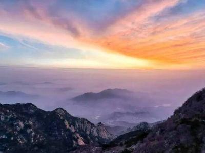 泰山之巅：朝阳破空出 彩霞漫天舞