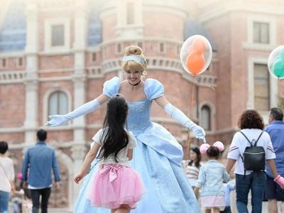 来拥抱、握手、合影吧，上海迪士尼朋友互动体验回归