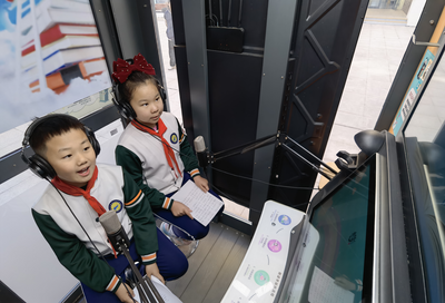 ﻿青岛福州路小学开展朗读亭“学雷锋诵读”活动