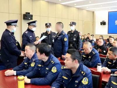 四川一地的警示教育大会上，他被现场铐走