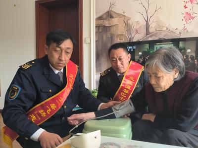 服务社区居民、暖心帮助特殊儿童……青岛这支服务队10年“学雷锋”1万余次